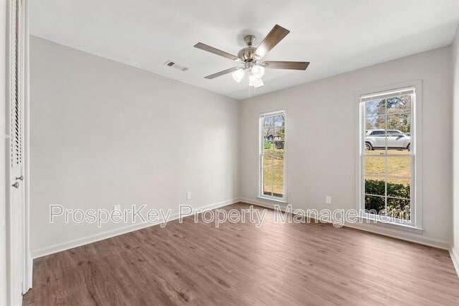 Building Photo - 4924 Roxbury Dr