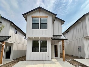 Building Photo - 9908 NE 46th Ct