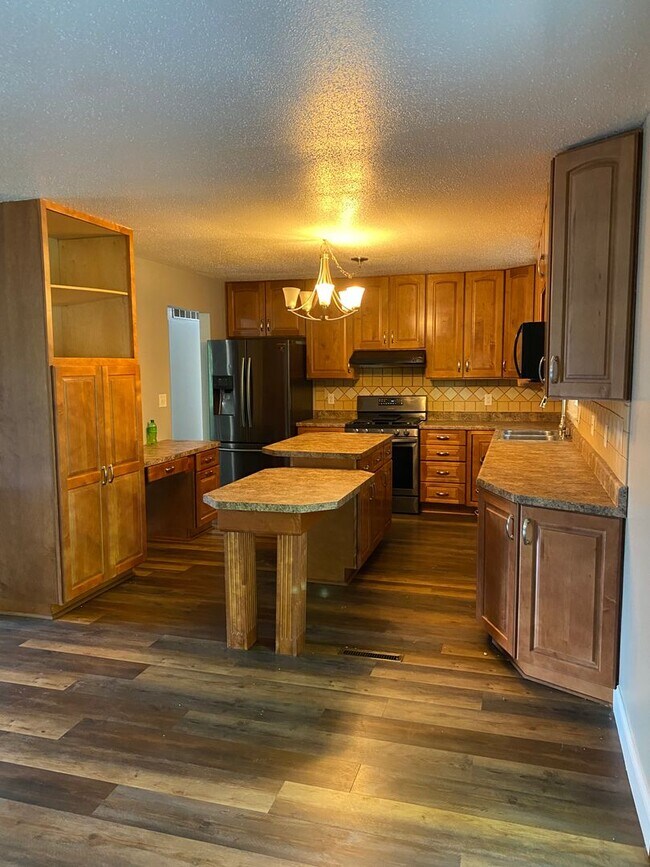 Building Photo - West side location 4br 2.5bth Finished Basement 2crg