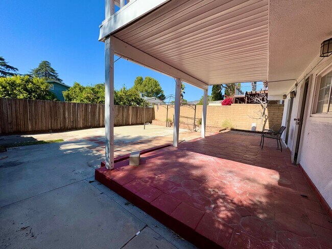 Building Photo - Large Open Layout Nestled in a Quiet Neighborhood with Stunning Mountain Views