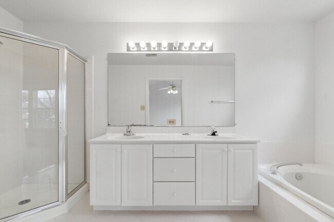 Building Photo - Wonderful Townhome