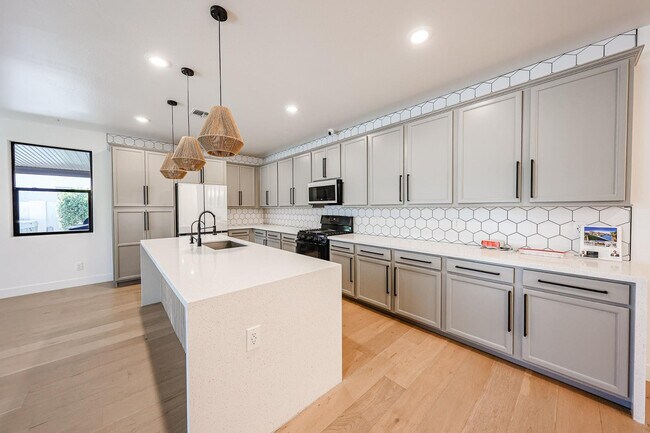 Building Photo - 25689 N 140th Ln