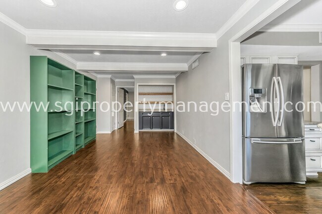 Building Photo - 7906 Royal Ln