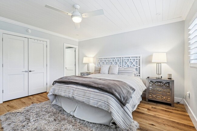 Building Photo - 200 E Royal Palm Rd