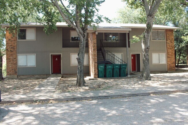 Primary Photo - 204 W Mockingbird Ln