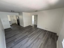 Building Photo - 880 SE 12th St