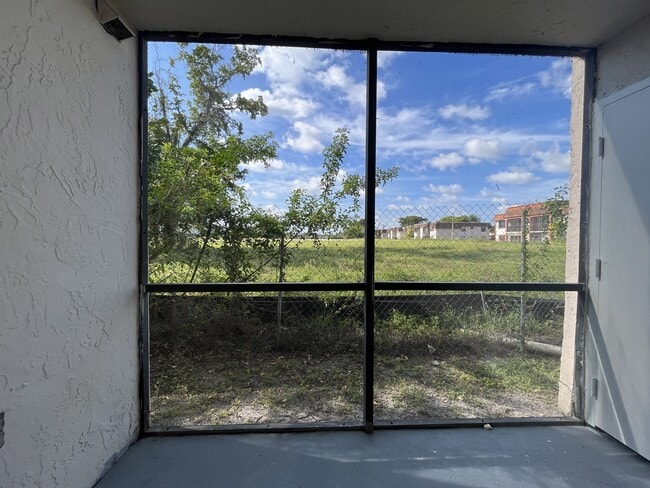 Building Photo - 842 NE 209th St