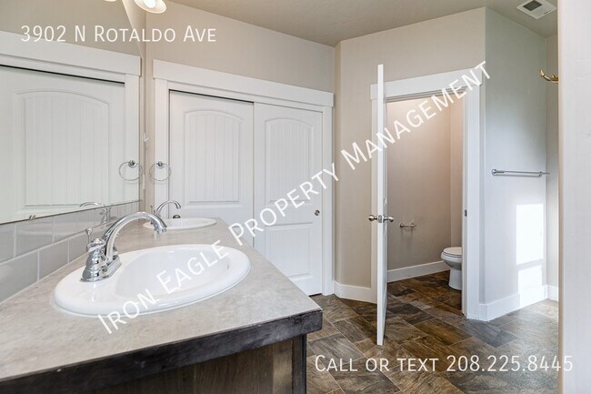 Building Photo - 3902 N Rotaldo Ave