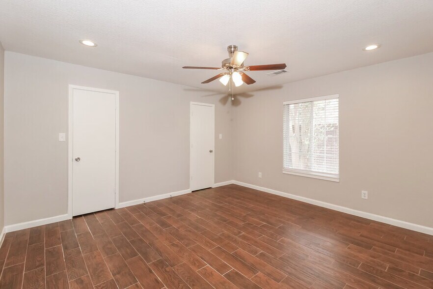 Building Photo - 2601 Valley View Dr
