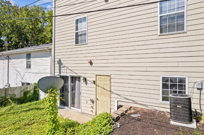Building Photo - 3BR/2BA ON EAST CAMPUS!