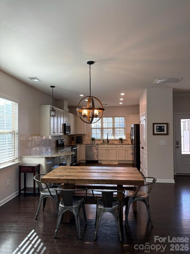 Building Photo - 1055 Delridge St