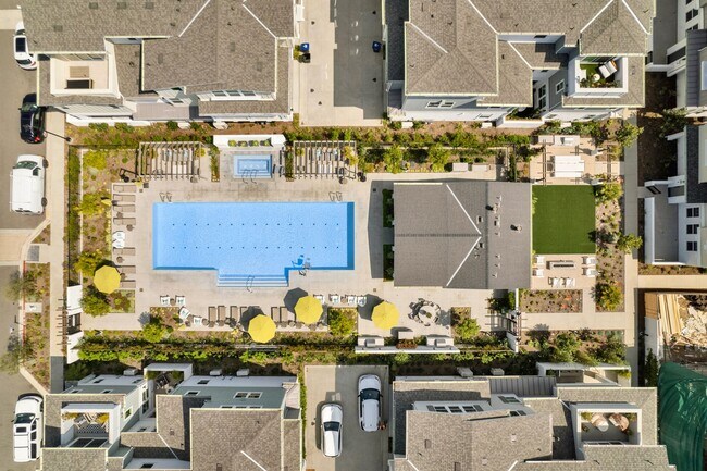 Building Photo - Stylish Tri-Level Townhome in Prime Newpor...