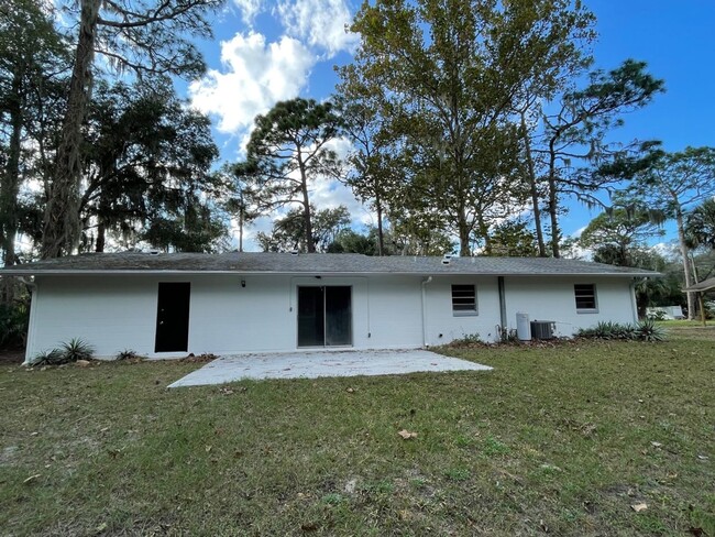 Building Photo - Crystal River 3/2/1 located near US 19 and...