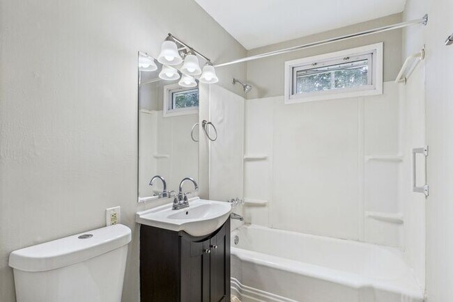 Building Photo - NW Brick Home in the Desirable Guilford Hi...