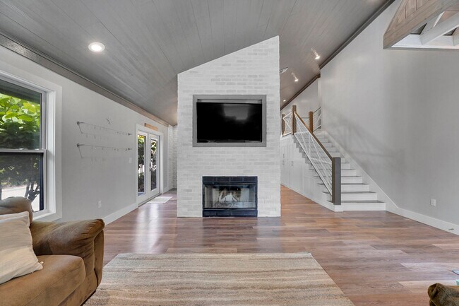 Building Photo - 600 Xanadu Pl