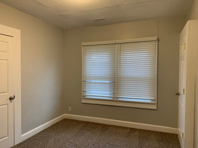 Building Photo - Nice Duplex off 38th & Carrollton
