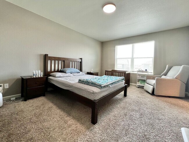 Building Photo - 4 Bed 3 Bath Available August 1st in Windsor!!!