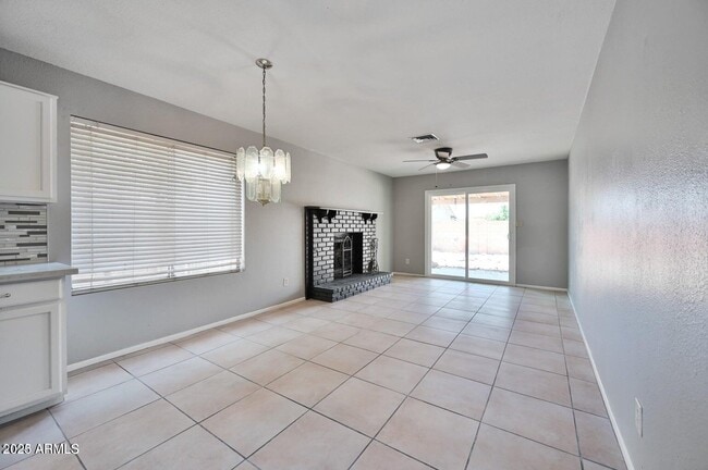 Building Photo - 531 W Emelita Ave