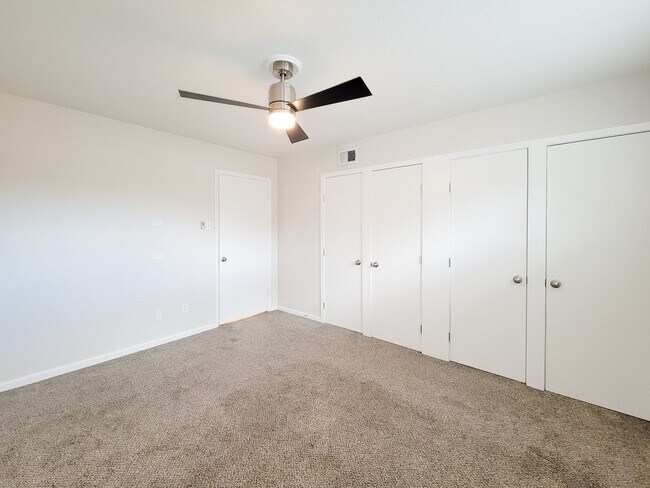 Building Photo - Completely renovated in the heart of Montrose. Spacious 1 bedroom 1 bath condo, upstairs corner u...