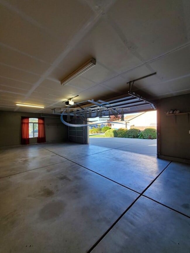 Building Photo - 4 bedroom, 2 bath house