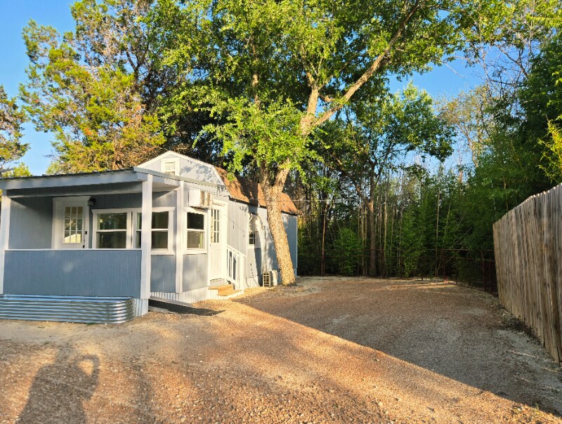 Building Photo - 606 Blessing Ranch Rd