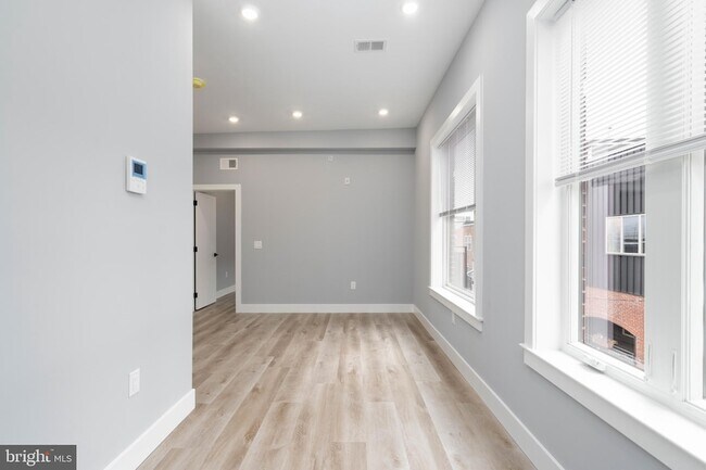 Building Photo - 2323 E Cabot St