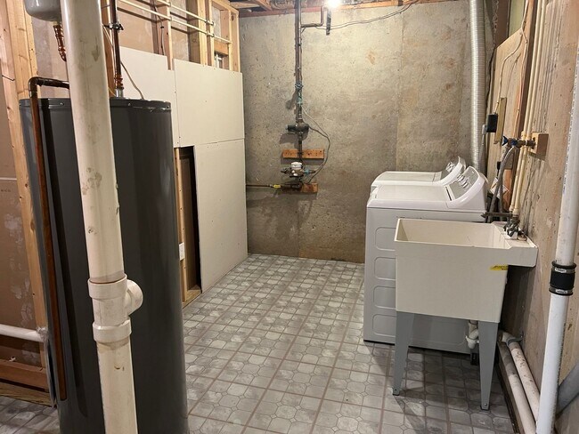 Building Photo - Spacious Townhome Close To EVERYTHING
