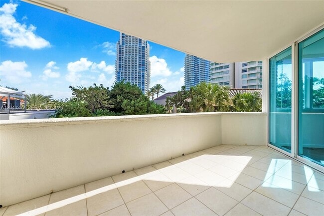 Building Photo - 300 South Pointe Dr