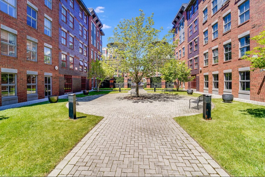 Building Photo - 812 Grand St