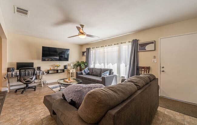 Building Photo - Charming 2 Bedroom Home with Private Garag...