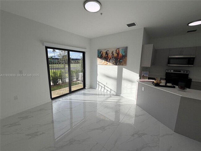 Building Photo - 2310 E 4th Ave