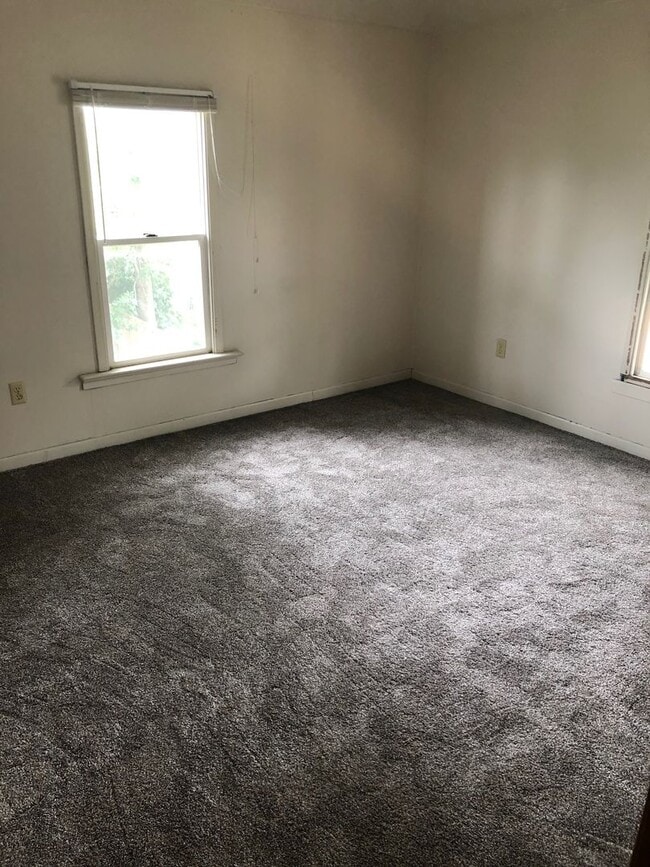 Building Photo - 4 Bedrooms/2 Bath Home with attached Garage