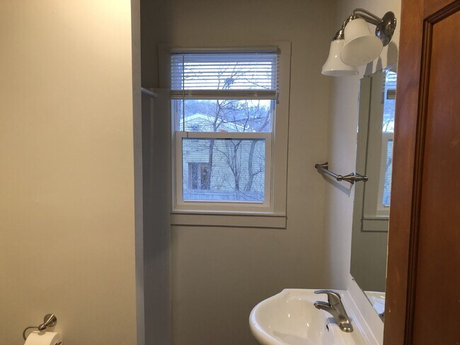 Building Photo - Huge 5 Bed 2 Bath home near UWEC with big ...