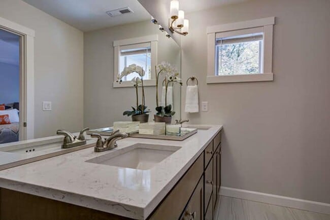 Building Photo - 3 Bed,2.5 Bath Townhome at the Landing At Salmon Creek