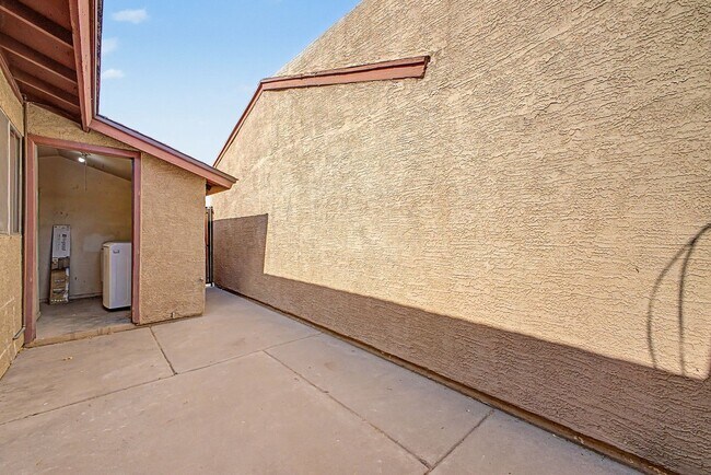 Building Photo - Remodeled 2 bedroom 2 bathroom
