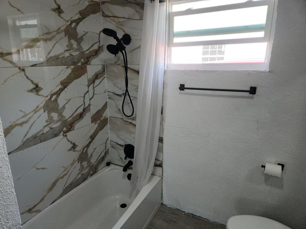 Building Photo - 6 Robinson Ct