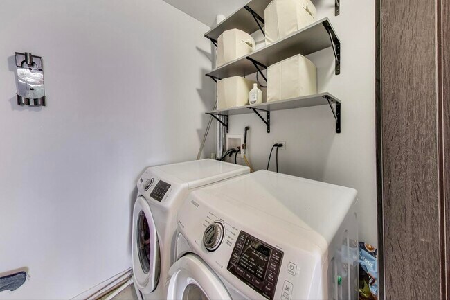 Building Photo - 1708 W Cermak Rd