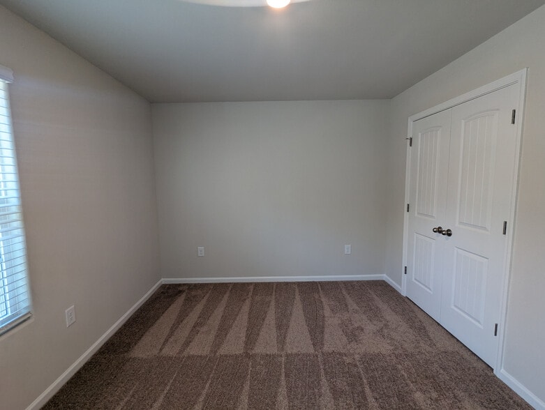 Building Photo - Room in House on Trailblazer St