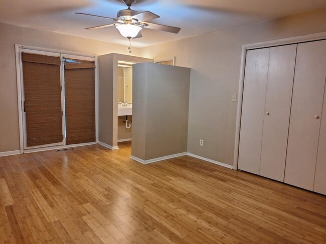 Building Photo - 2217 W 5th Ave