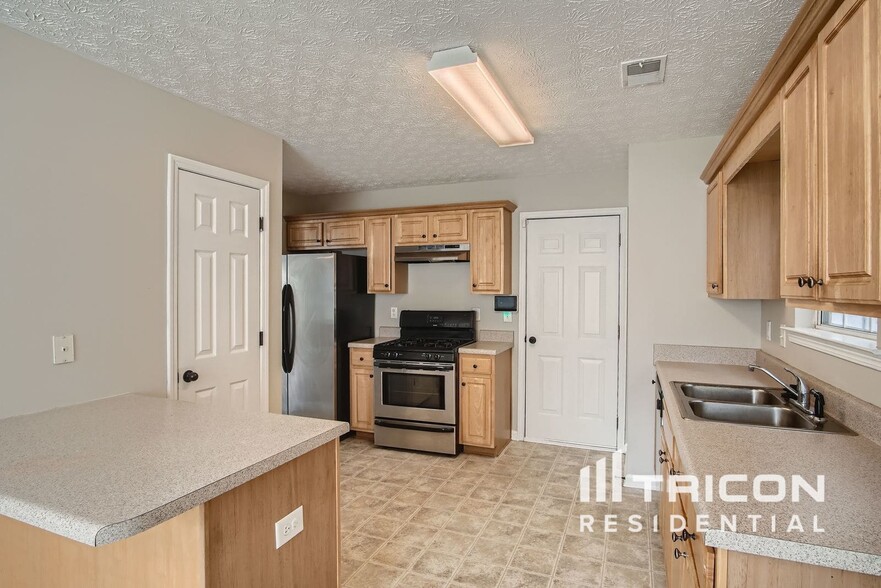 Building Photo - 9582 Lakeview Cir