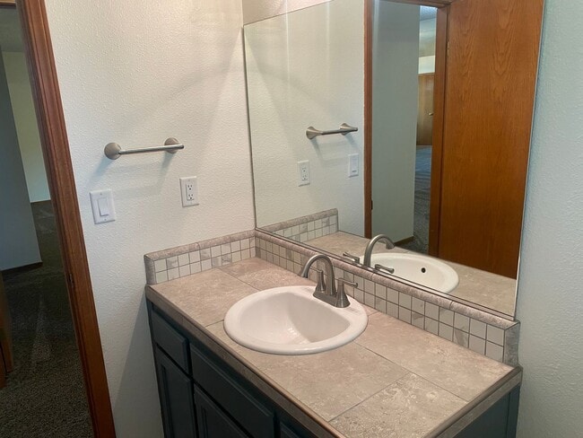 Building Photo - 3 Bedroom 2 Bathroom Golden West school di...