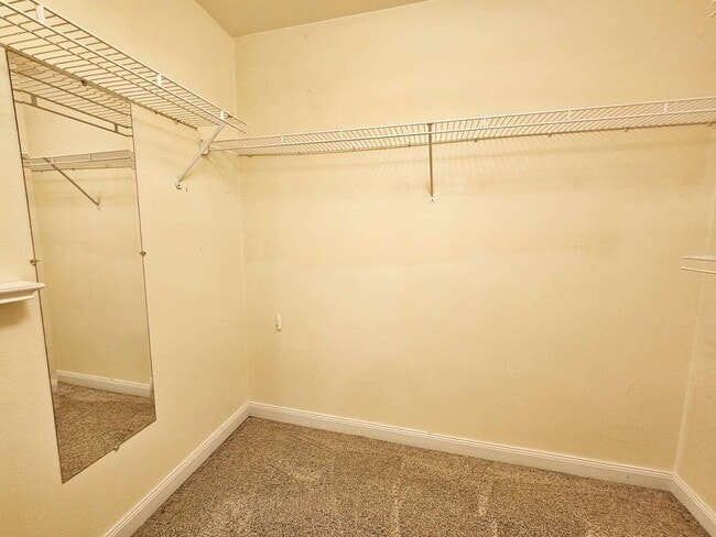 Building Photo - Beautiful 3 Bed 2.5 Bath Townhome in Beaut...