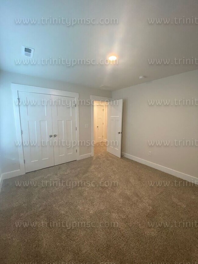 Building Photo - Gorgeous 4/2.5 waiting for you!