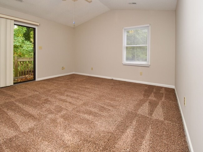 Building Photo - 3 bedrooms, 2 bath one level town-home with vaulted living room opens to the deck. Conveniently l...