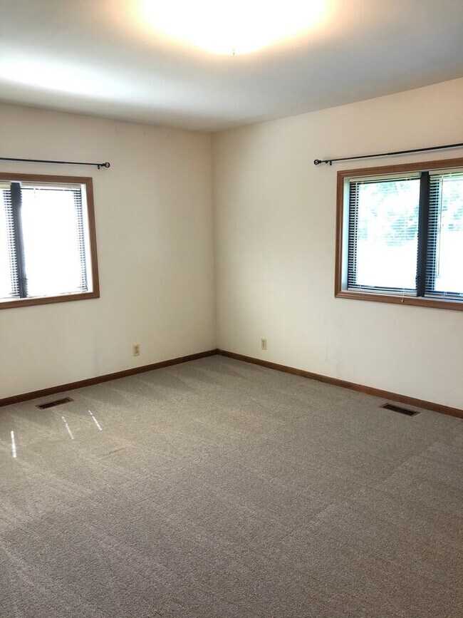 Building Photo - Large 4 bedroom 2 bath home right off of West Center
