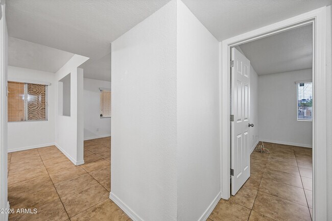 Building Photo - 4115 N 18th Dr