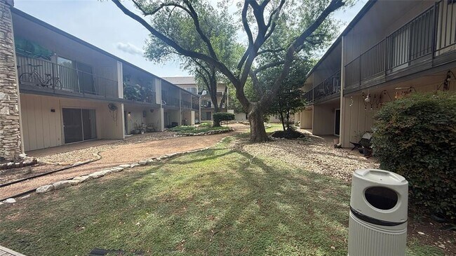 Building Photo - 500 E Riverside Dr