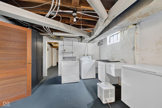 Building Photo - 5428 E 10th St