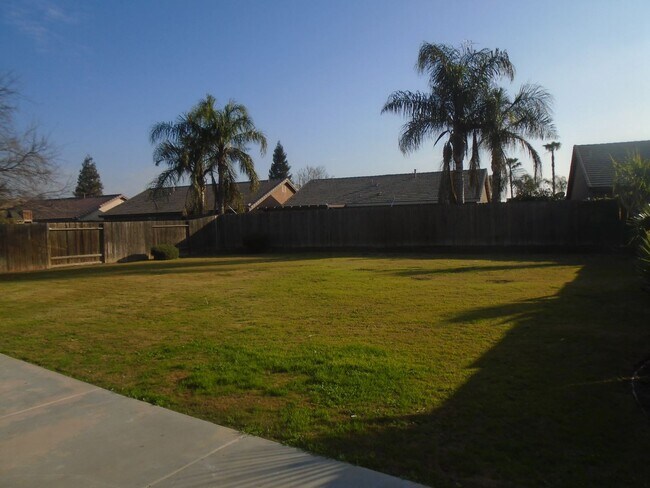 Building Photo - SOLAR......GORGEOUS---3 BEDROOMS PLUS AN OFFICE !!!