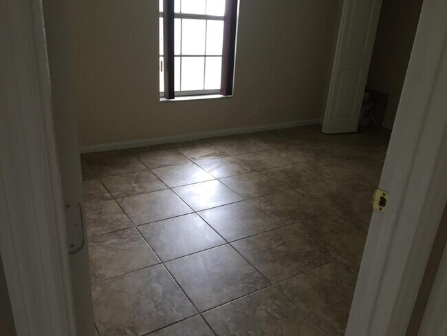 Building Photo - 4931 Wedgewood Way